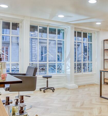 Les fenêtres à petits carreaux du 22 cours de l'Intendance, vues depuis le salon