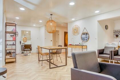 Vue du salon, fauteuils et coin lumineux