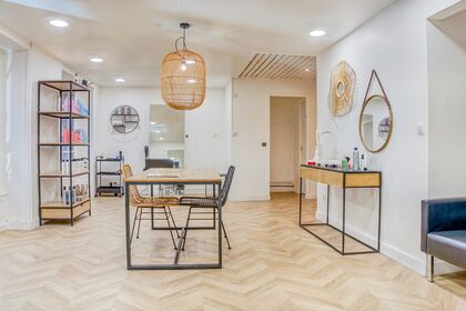 Table et miroirs de l'espace de coiffage
